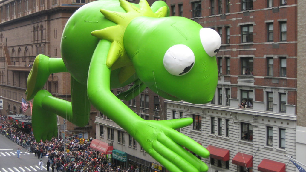 Kermit the Frog Muppet balloon at the 2009 Macy's Thanksgiving Day Parade, by Musicwala