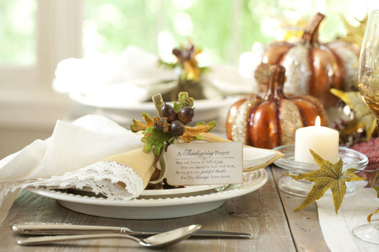A Thanksgiving Prayer name card for your formal table | MakeItGrateful.com