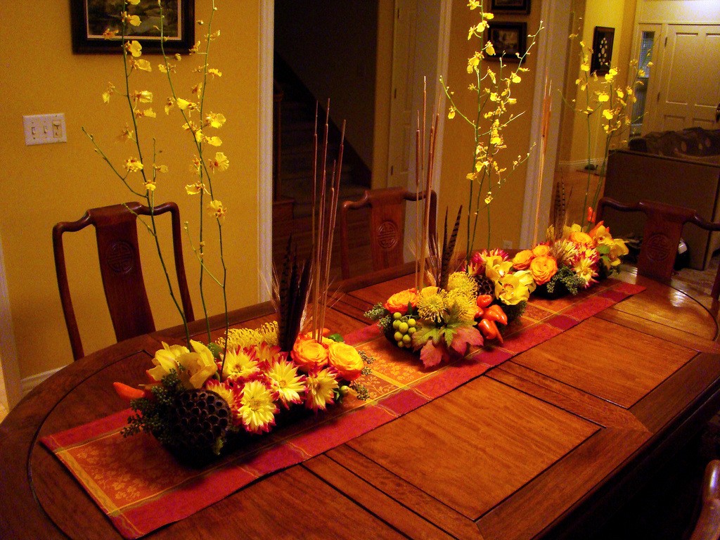 Autumn table runner and centerpieces
