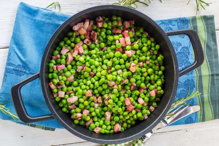 Easy green vegetable side dish for thanksgiving: sauteed peas with pancetta | MakeItGrateful.com
