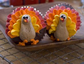 Thanksgiving turkeys made into cute cupcakes