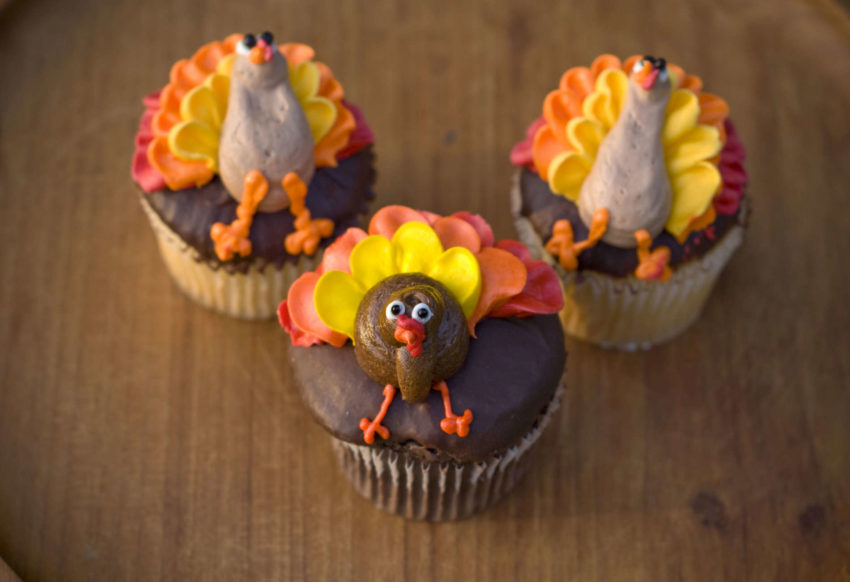 Cute turkey-decorated cupcakes | MakeItGrateful.com
