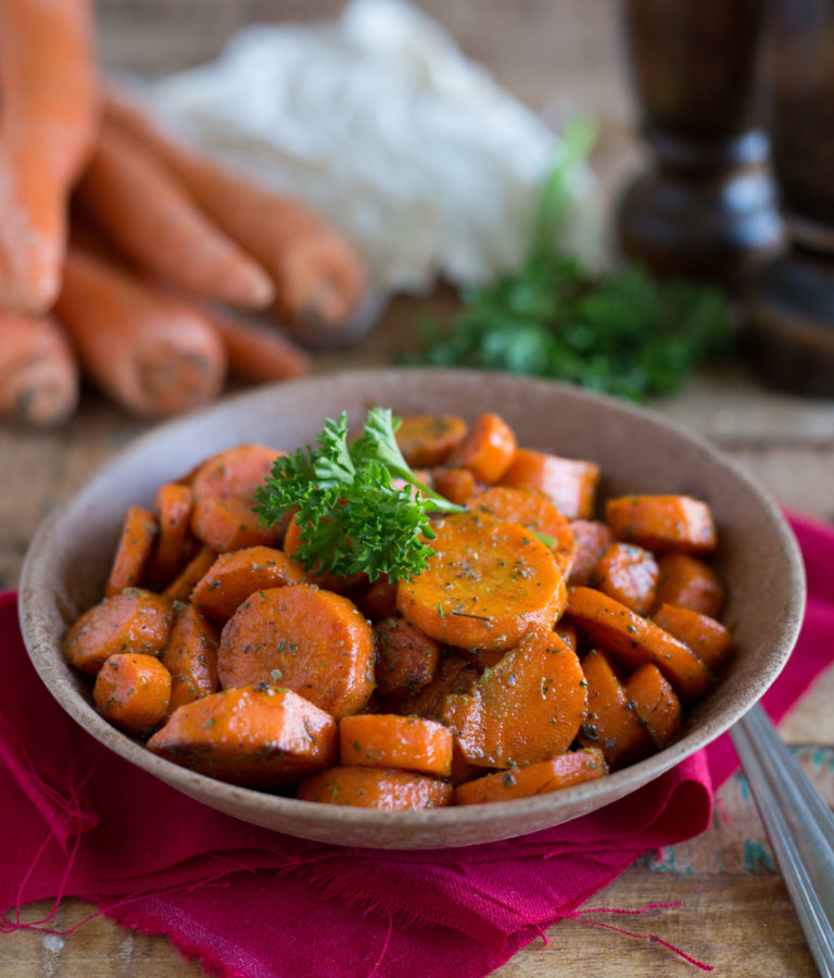 Delicious rosemary ranch glazed carrots make a great Thanksgiving vegetable side dish | MakeItGrateful.com