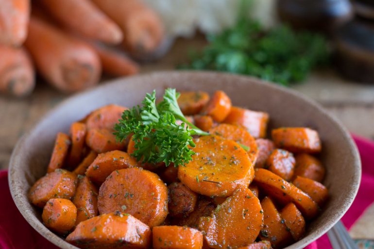 Delicious rosemary ranch glazed carrots make a great Thanksgiving vegetable side dish | MakeItGrateful.com