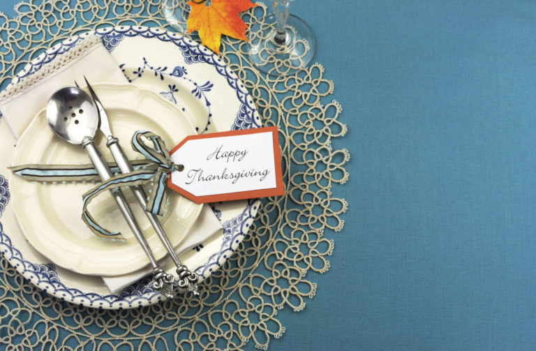 Beautiful vintage Thanksgiving dinner table place setting | MakeItGrateful.com