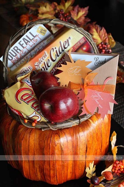 Put together a cute fall gift basket as a Thanksgiving hostess gift or party favor | MakeItGrateful.com