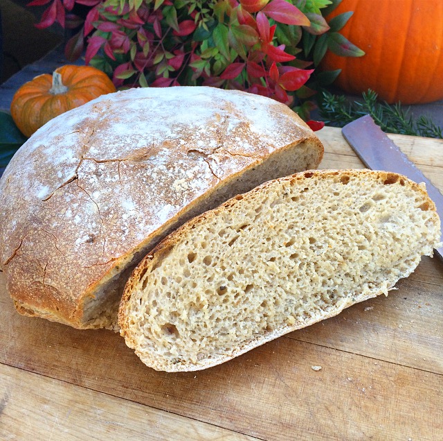 Homemade no-knead bread for Thanksgiving dinner | MakeItGrateful.com