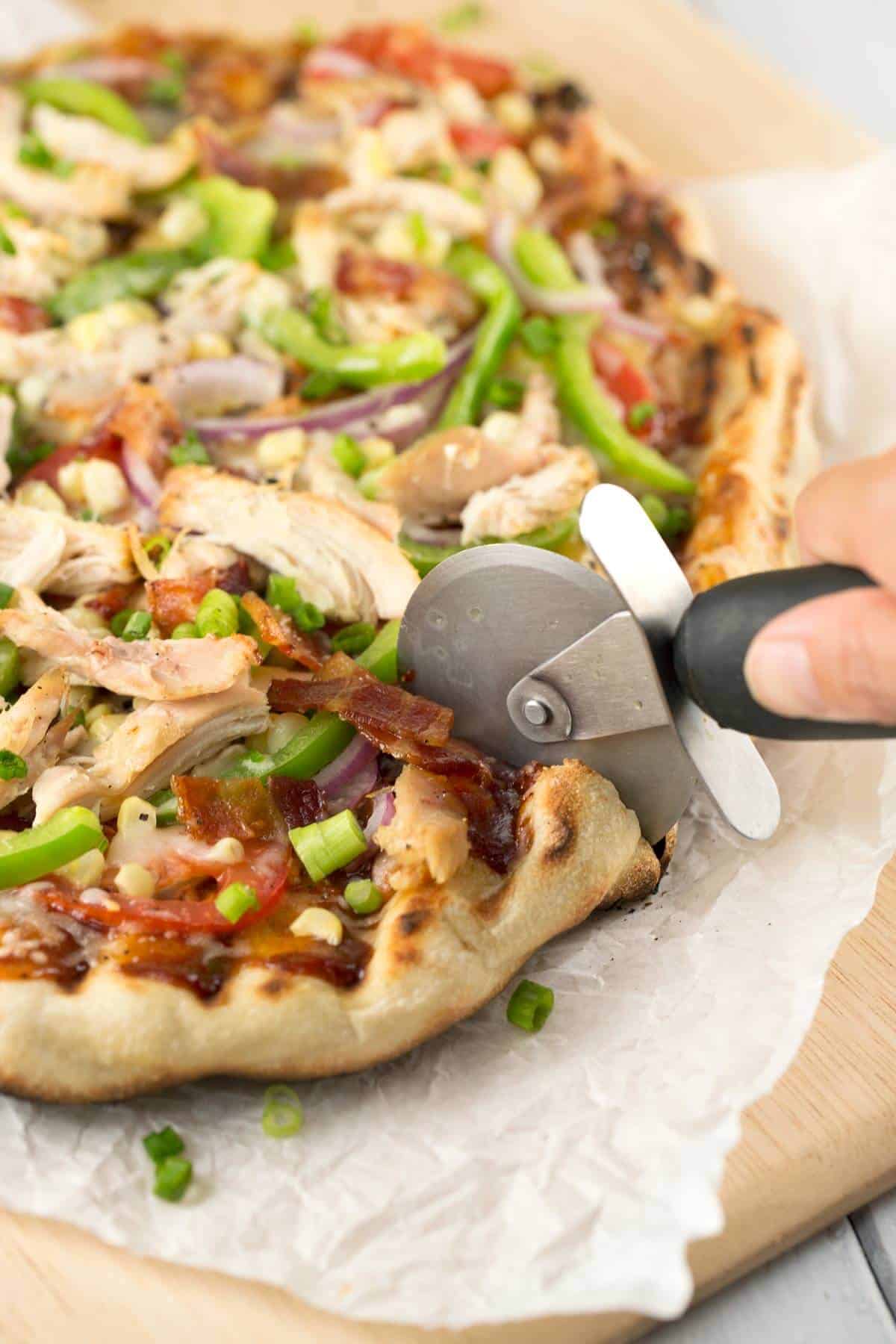 10-minute crispy grilled barbecue chicken pizza