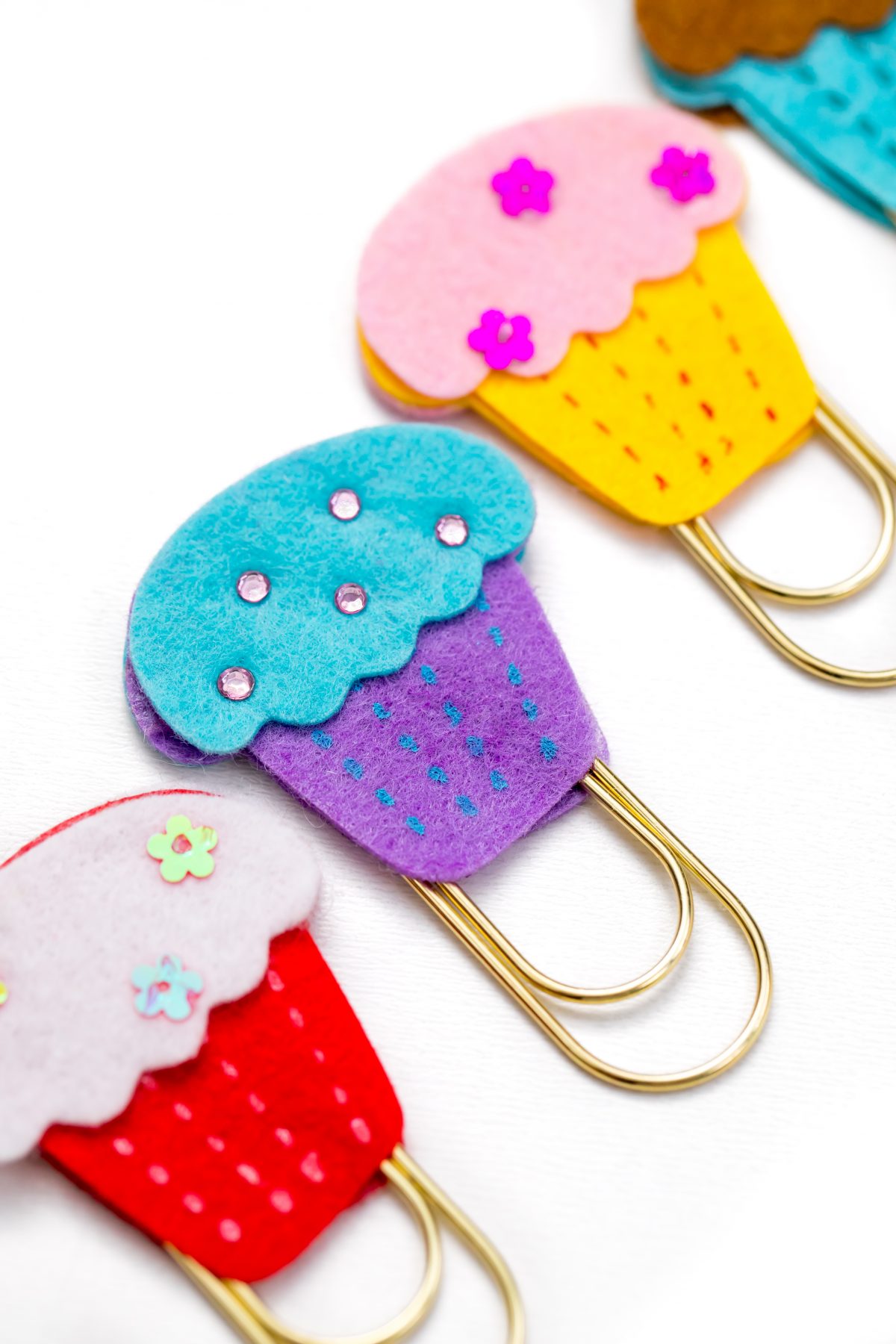 Pretty detail up close of cupcake paperclip bookmark craft