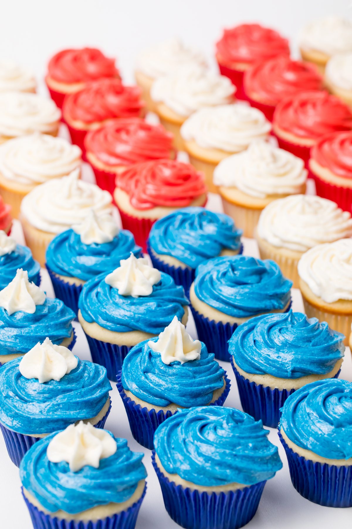 How beautiful and festive are these American flag cupcakes?