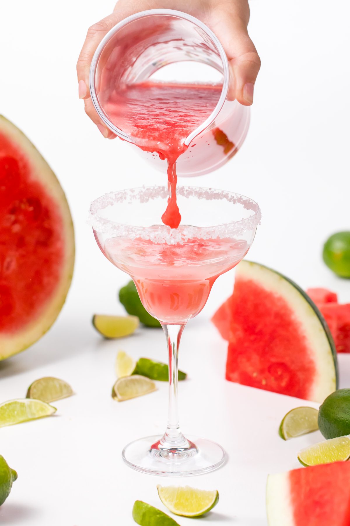 Pour watermelon juice into glas