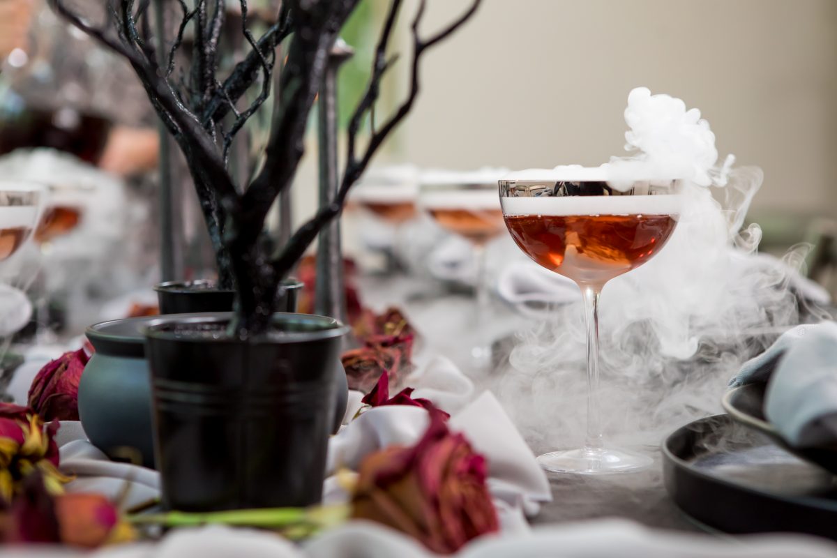 Elegant and eerie Halloween table settings for a spooky-chic dinner party