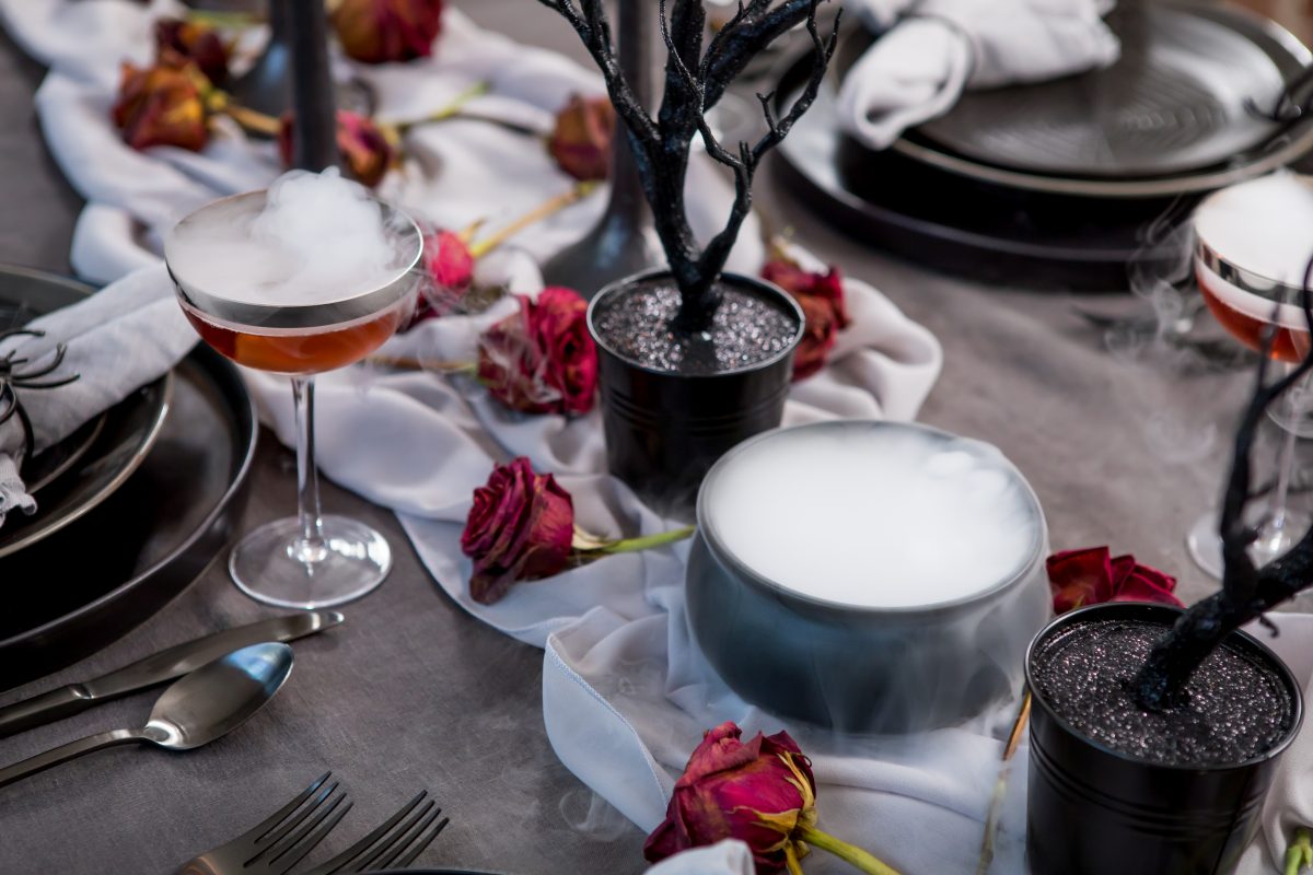 Elegant and eerie Halloween table settings for a spooky-chic dinner party