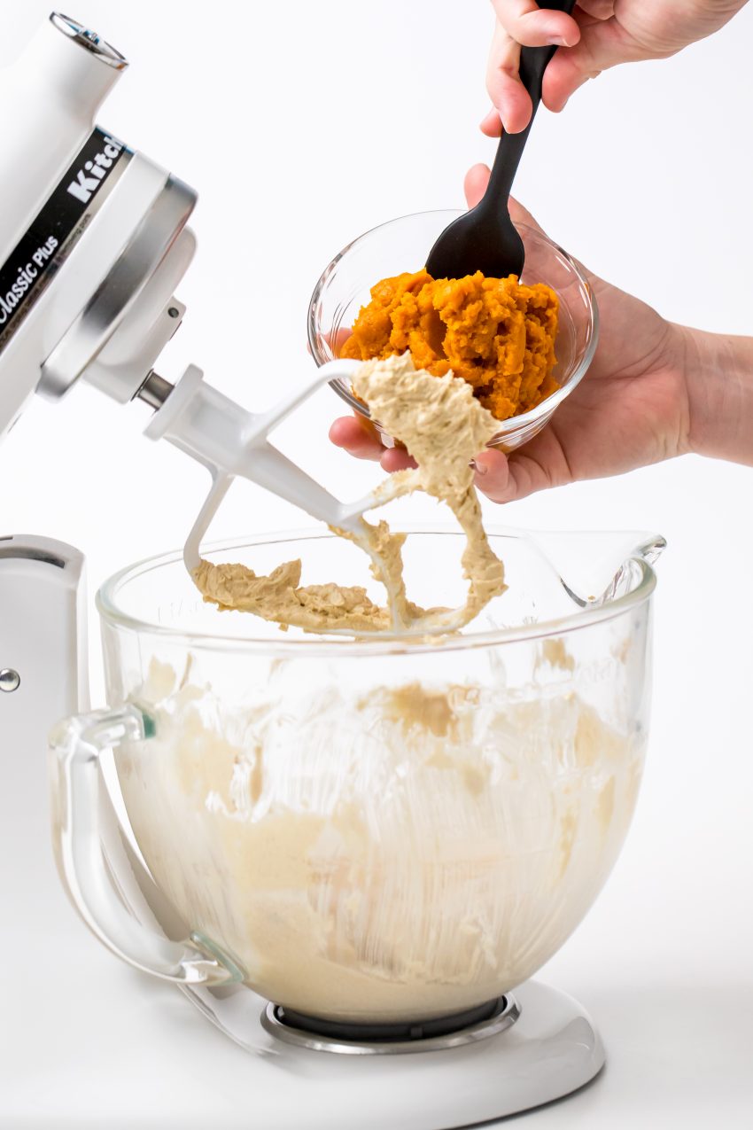 5D4B1434 - Pumpkin Cream Cheese Swirl Bars - Beat the wet ingredients together 
