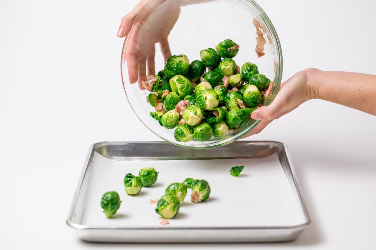 5D4B2038 - Copycat Ina Garten Brussels sprouts with balsamic vinegar - Place the Brussels sprouts on a baking sheet