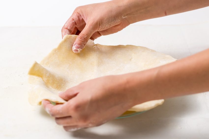 5D4B2892 - Traditional pie crust dough - MASTER CRUST RECIPE - Fit the dough in the pie pan