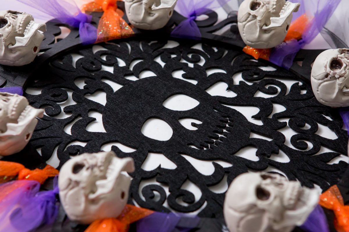 5D4B6228 - Crafty Chica - Spooky Skull Wreath with beautiful detail