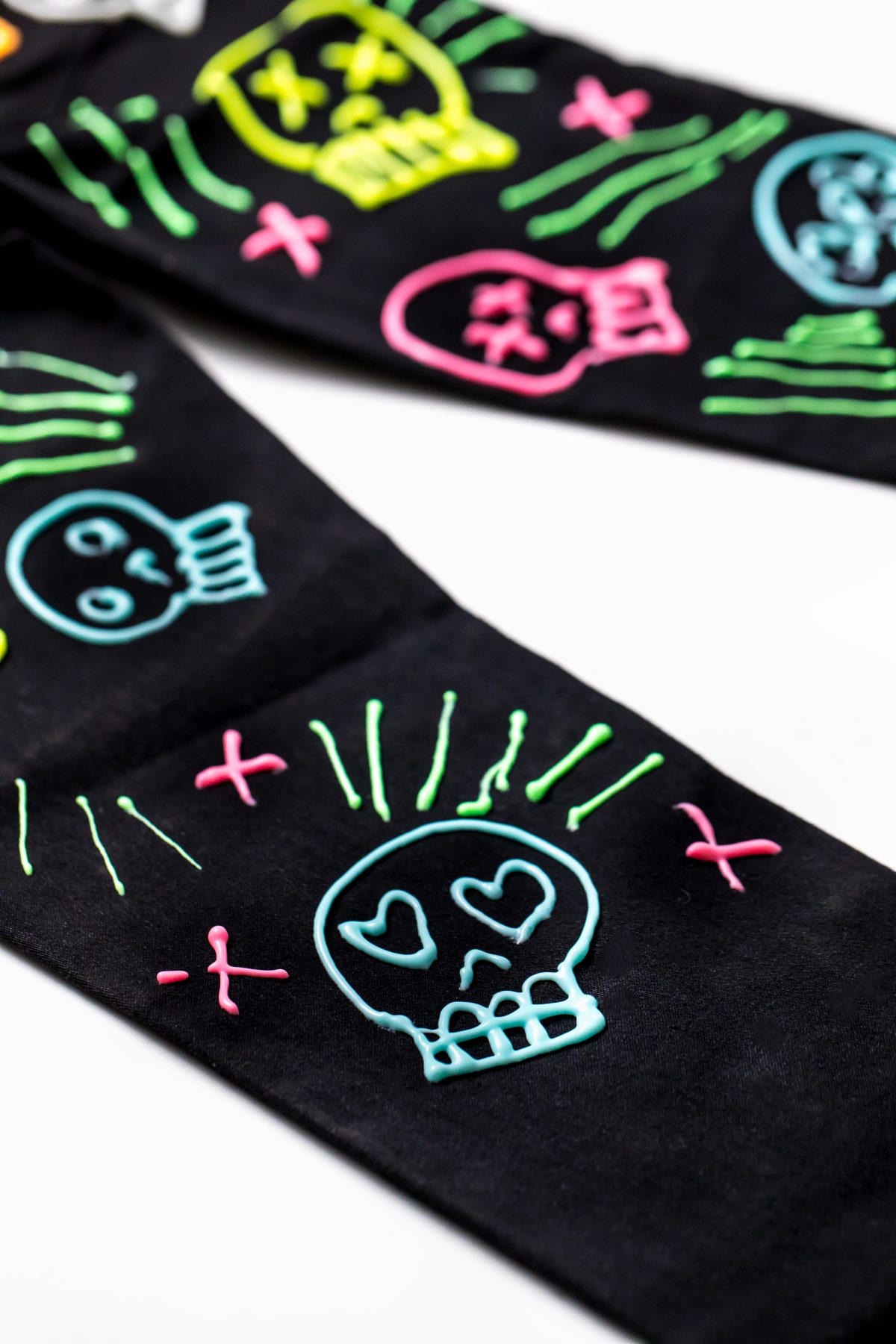 5D4B6456 - Crafty Chica - Glow in the dark Jeans