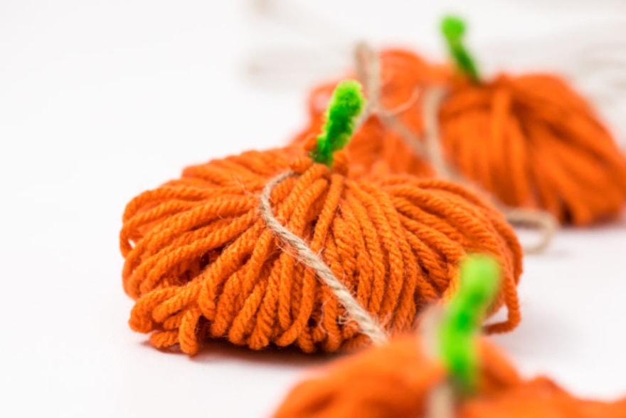Friendsgiving crafts yarn pumpkin garland