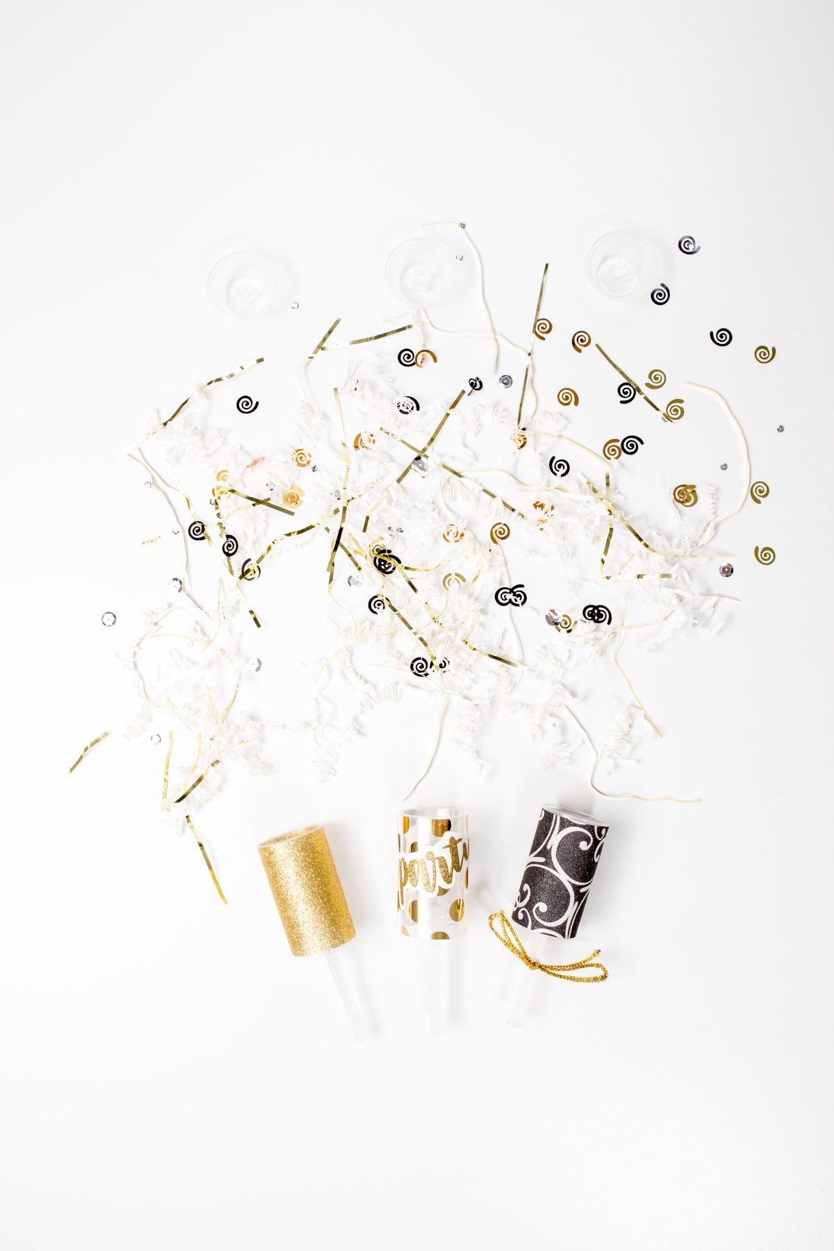 5D4B5122 - NYE Party Poppers