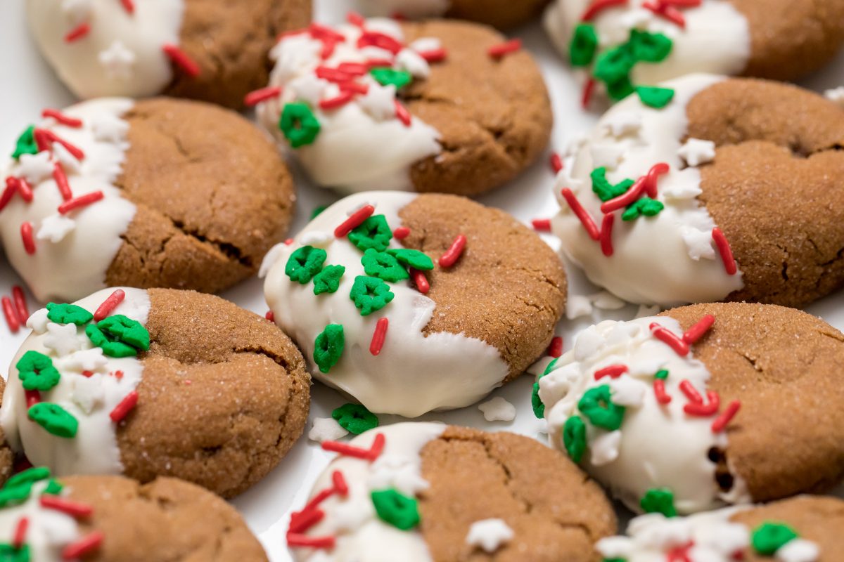 5D4B5673 - White Chocolate Dipped Gingerbread Cookies