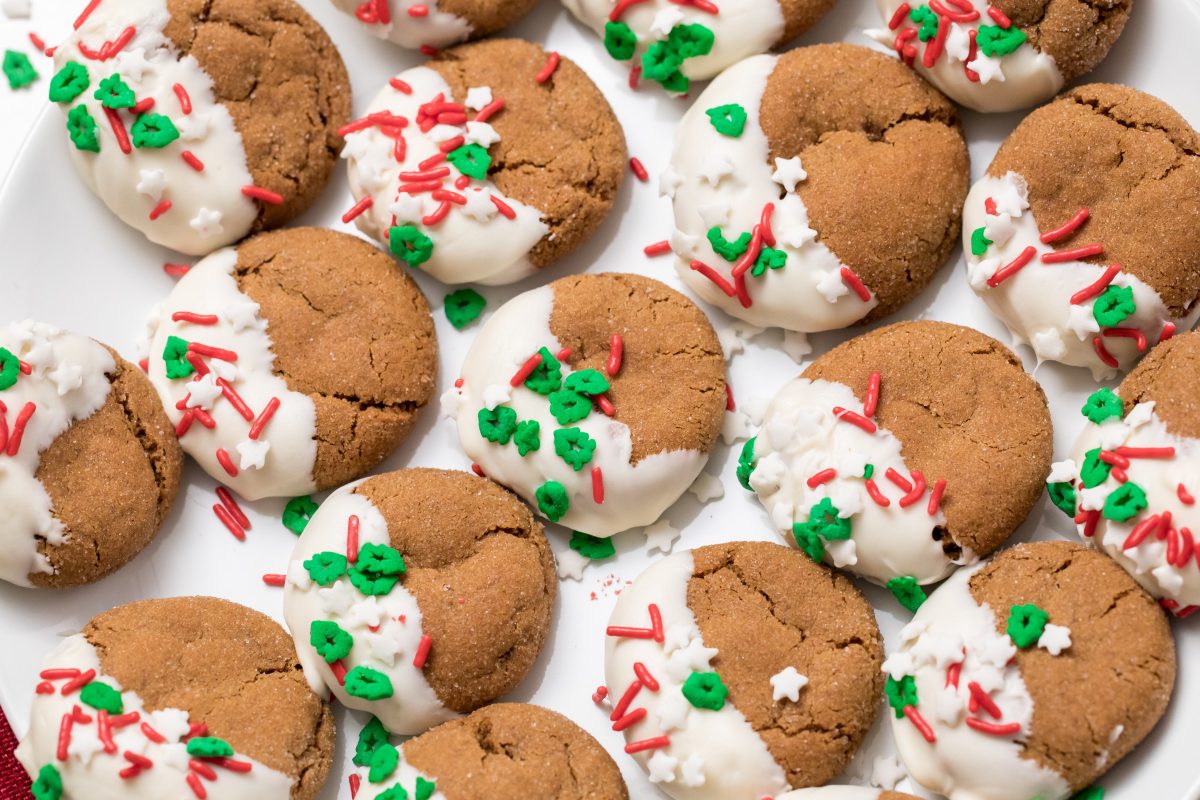 5D4B5727 - White Chocolate Dipped Gingerbread Cookies