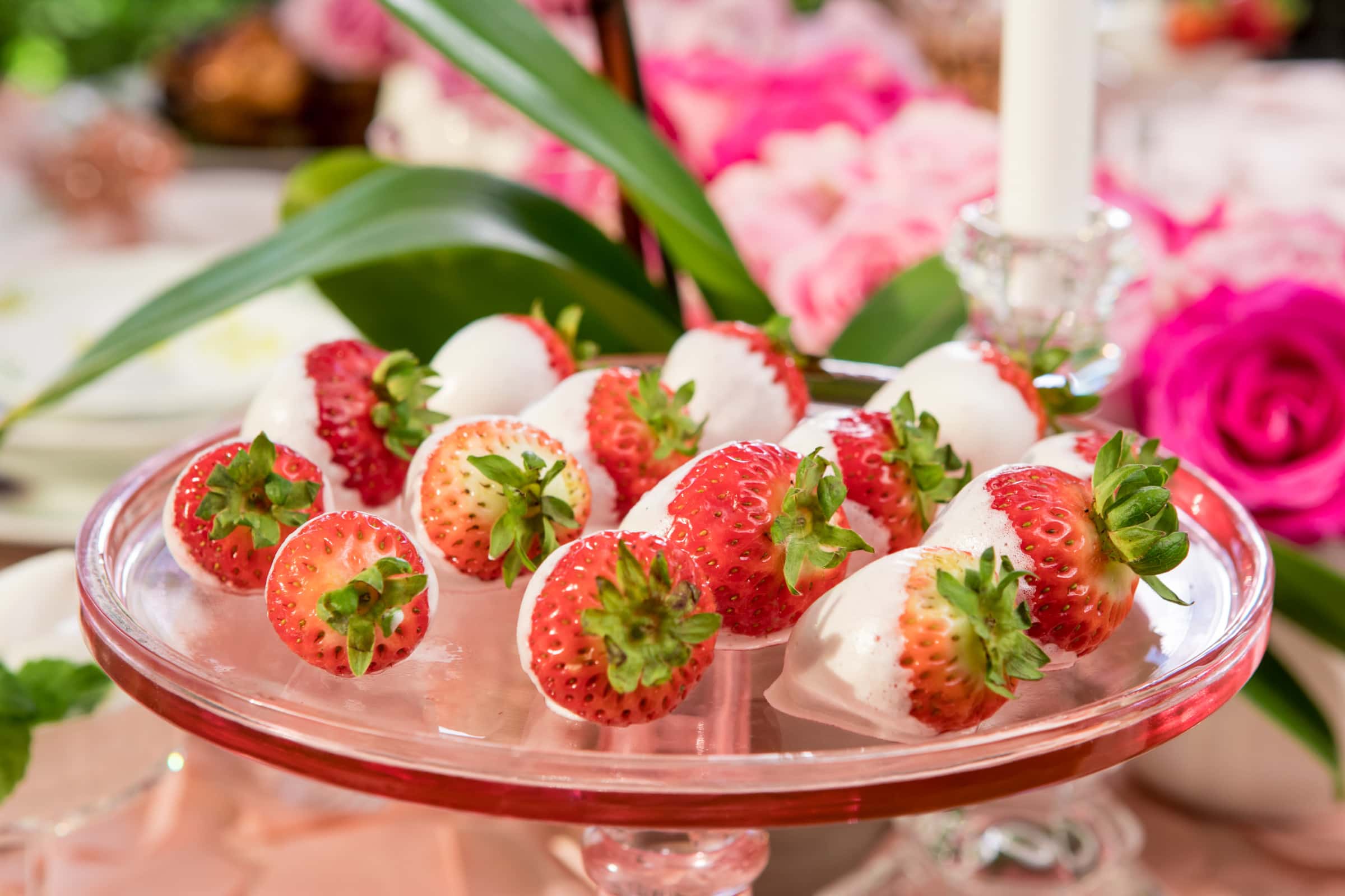valentines-day-tablescape-chocolate-dipped-strawberries