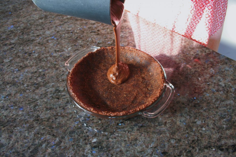 pouring mud pie filling